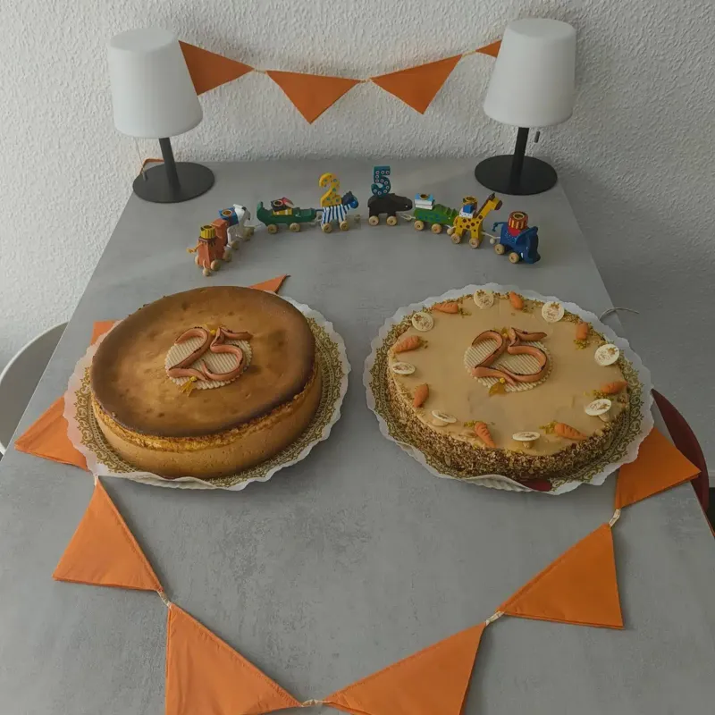 Twee taarten met het getal 25, kantoor Berlijn